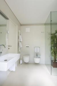 サン・ロレンツォ・ディ・セバートにあるMANTANA - Apartmentsの白いバスルーム(洗面台、トイレ付)