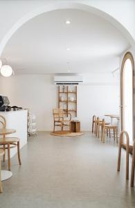 チェンマイにあるEvergreen Cafe and Hotelの木製の椅子とテーブルが備わる客室です。