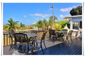 una terrazza con tavoli e sedie su un balcone di Collards B&B a Durban