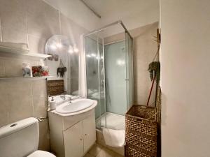 y baño con ducha, lavabo y aseo. en spity, en Aigues-Mortes