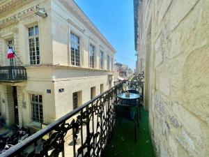 un balcón de un edificio con una mesa encima en spity, en Aigues-Mortes