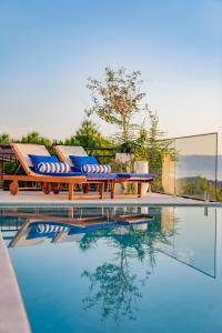 Kolam renang di atau dekat dengan Casa Farmak - 4 Bedroom Lux Apartment with Infinity Pool & Lake View