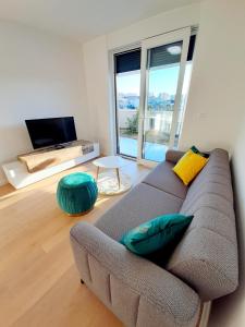 ein Wohnzimmer mit einem Sofa und einem großen Fenster in der Unterkunft Apartment Tina Split in Split