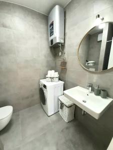 ein Badezimmer mit einem Waschbecken und einer Waschmaschine in der Unterkunft Apartment Tina Split in Split