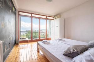 Katil atau katil-katil dalam bilik di Casa Farmak - 4 Bedroom Lux Apartment with Infinity Pool & Lake View