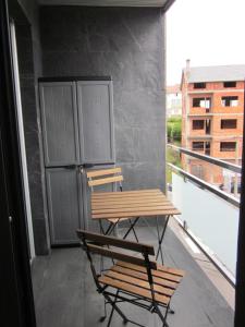 a balcony with a table and chairs on a balcony at Apartamento a 5 minutos de la playa in Burela de Cabo