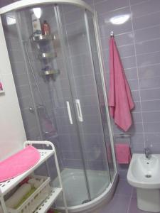 a bathroom with a shower with a pink towel at Apartamento a 5 minutos de la playa in Burela de Cabo +3 photos