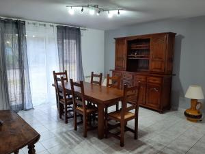 - une salle à manger avec une table et des chaises en bois dans l'établissement La demeure de Bysance, à Mézières-sous-Lavardin