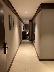 an empty hallway with a hallwayngthngthngthngthngthngthngthngthngthngth at Swiss In Tabuk Hotel in Tabuk