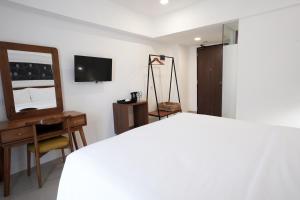 Tempat tidur dalam kamar di Coffee Hotel Ayola Dolok Sanggul
