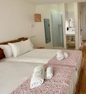 Tempat tidur dalam kamar di Altinho B&B - Quartos - Rooms - Odeceixe