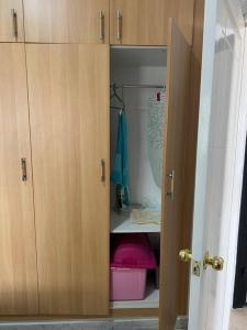 otwarte drzwi szafy z różową szufladą w obiekcie Residence Mariem w mieście Arjana