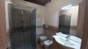 A bathroom at La maison du château