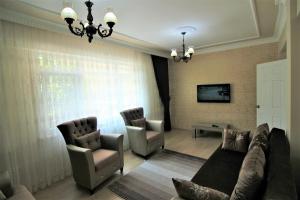 a living room with a couch and two chairs at Sultanahmet Deluxe Yilmaz Apart in Istanbul