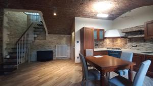 A kitchen or kitchenette at La maison du château