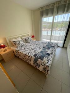 Postel nebo postele na pokoji v ubytování RELAX APARTAMENTO Playa Fenals + 37 fotografií