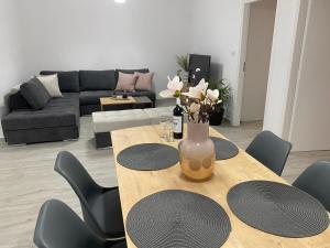 ein Wohnzimmer mit einem Tisch mit Stühlen und einem Sofa in der Unterkunft Apartment near Athens Airport, Rafina Port and Sea in Artemida