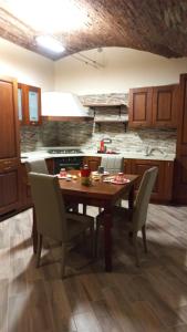 A kitchen or kitchenette at La maison du château