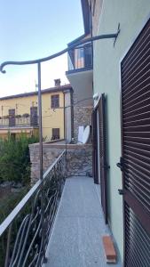 A balcony or terrace at La maison du château