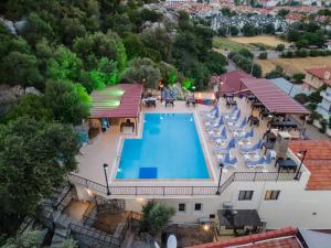 una vista aérea de una gran piscina con tumbonas en TURUNÇ LIFE HOTEL en Turunc