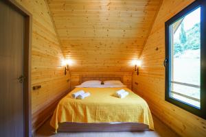 Postel nebo postele na pokoji v ubytování wood house