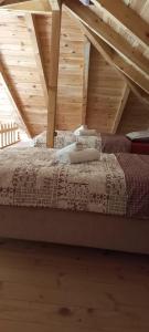 A bed or beds in a room at AYDER LEVUT Bungalov