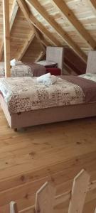 A bed or beds in a room at AYDER LEVUT Bungalov