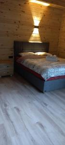 A bed or beds in a room at AYDER LEVUT Bungalov