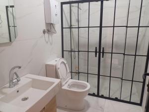 A bathroom at AYDER LEVUT Bungalov
