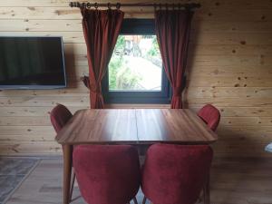 A television and/or entertainment centre at AYDER LEVUT Bungalov