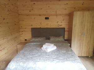 A bed or beds in a room at AYDER LEVUT Bungalov