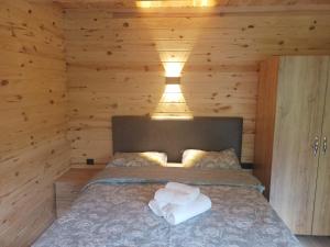 A bed or beds in a room at AYDER LEVUT Bungalov