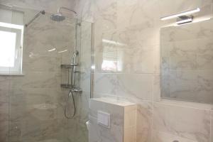 Koupelna v ubytování Apartmani Šara + 37 fotografií