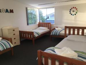 Voodi või voodid majutusasutuse Stay in School by the Sea toas