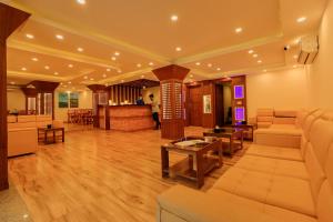 加德满都Kathmandu Aagantuk Hotel的带沙发和桌子的大型客厅