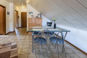 a dining room with a glass table and chairs at Oberhausener Ferienwohnung in Oberhausen