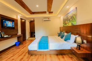 Tempat tidur dalam kamar di Kathmandu Aagantuk Hotel