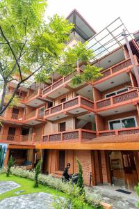 加德满都Kathmandu Aagantuk Hotel的一座公寓楼,前面有一个人