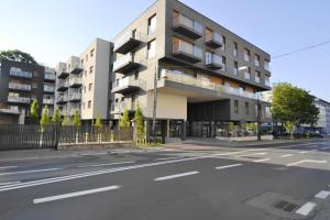 eine leere Straße vor einem Gebäude in der Unterkunft Apartament SZMARAGDOWY z garażem Centrum Gliwic-Klimatyzacja in Gliwice
