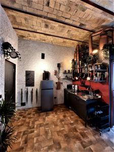 una grande camera con cucina con frigorifero di GAZ HOME RETRÒ Apartment a Roma