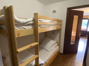 a couple of bunk beds in a room at Appartement Le Grand-Bornand, 1 pièce, 4 personnes - FR-1-241-37 in Le Grand-Bornand