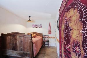 Un pat sau paturi într-o cameră la Gîte les Hirondelles