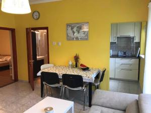Kuchyňa alebo kuchynka v ubytovaní Révai Apartman Fonyód