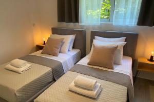 Un pat sau paturi într-o cameră la Melinta Stay - Near Airport, Rafina Port & Sea