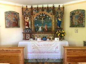 a altar in a church with a table with a white table cloth at Ferienwohnung Gut Eschlsaign in Arrach