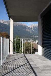 Vista generica sulle montagne o vista sulle montagne dall'interno dell'appartamento