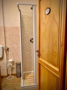 una doccia con porta in vetro in bagno di Casa GaEl a Fiumalbo