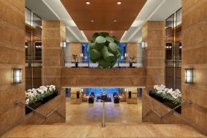 Blick auf die Lobby eines Hotels in der Unterkunft Grand Hyatt Mumbai Hotel and Residences in Mumbai