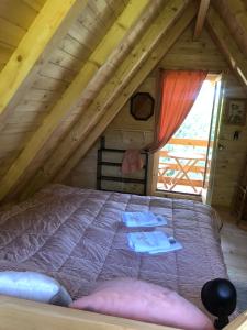 เตียงในห้องที่ Tilia Cottage Banjska stena