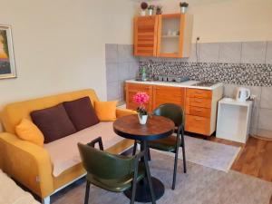 Una sala de estar con un sofá y una mesa y una cocina. en Apartman STARI GRAD, en Sarajevo 27 fotos más